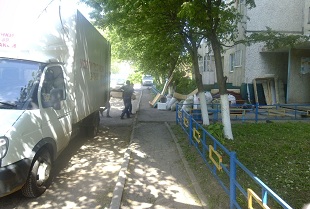 Грузовой автомобиль и грузчики во время переезда в Чебоксарах